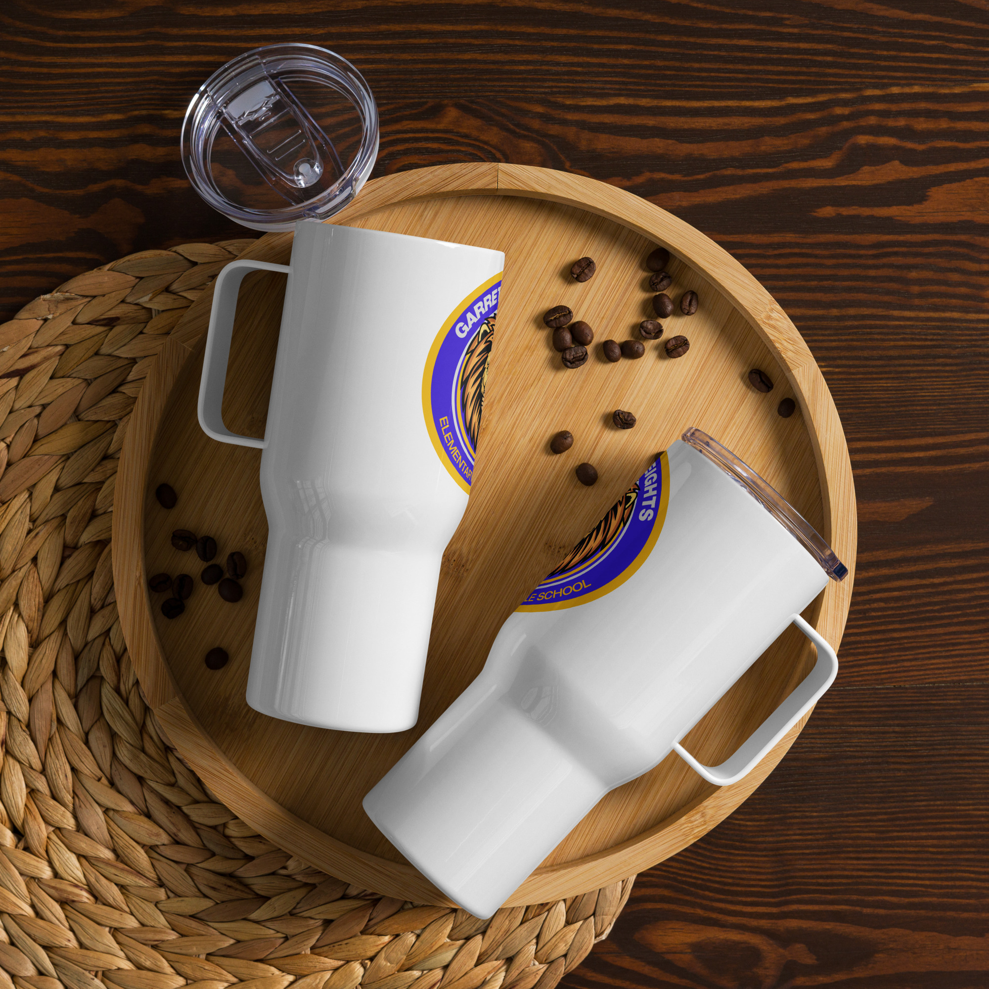 Travel mug with a handle